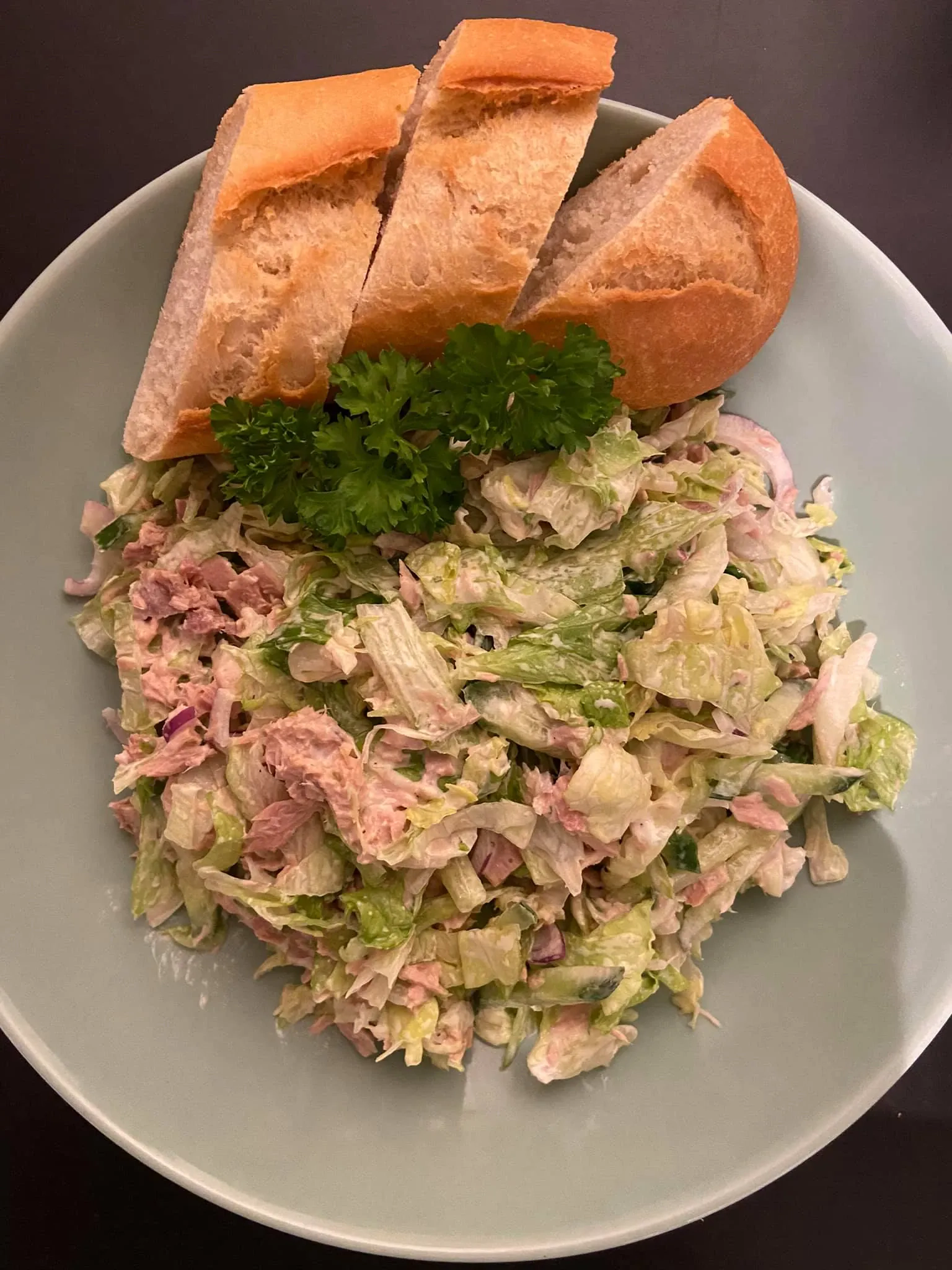 Aisbergo salotos su tunu ir agurku