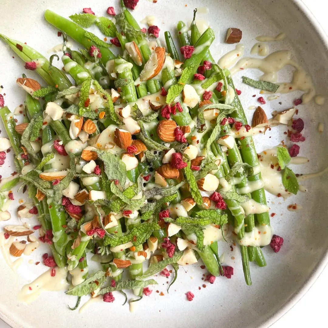 Keptos šparaginės pupelės su Tahini padažu