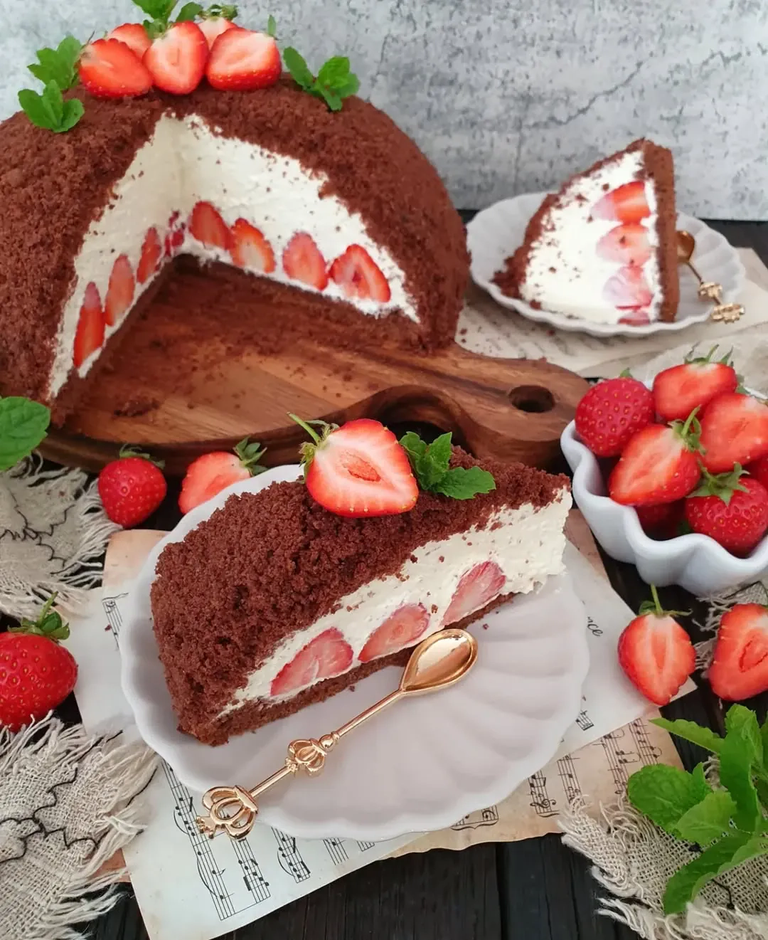 Domowe ciasto Kopiec Kreta z truskawkami i kremowym serkiem mascarpone