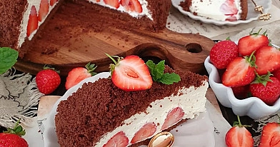 Domowe ciasto Kopiec Kreta z truskawkami i kremowym serkiem mascarpone