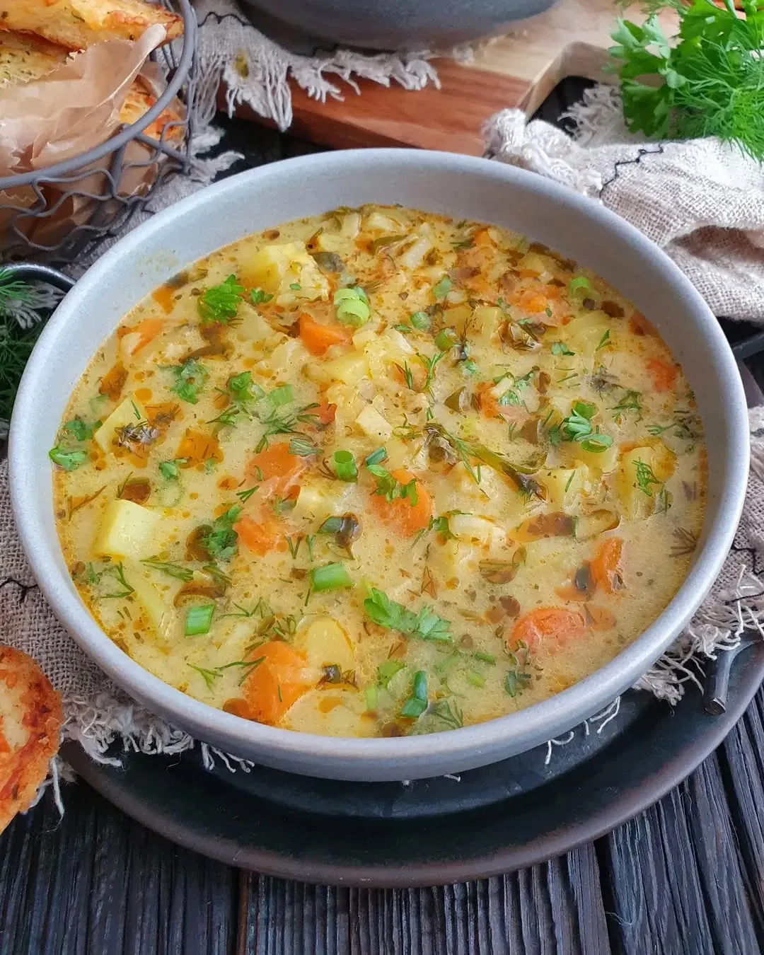 Tradycyjna babcina zupa ogórkowa z mięsnym wywarem