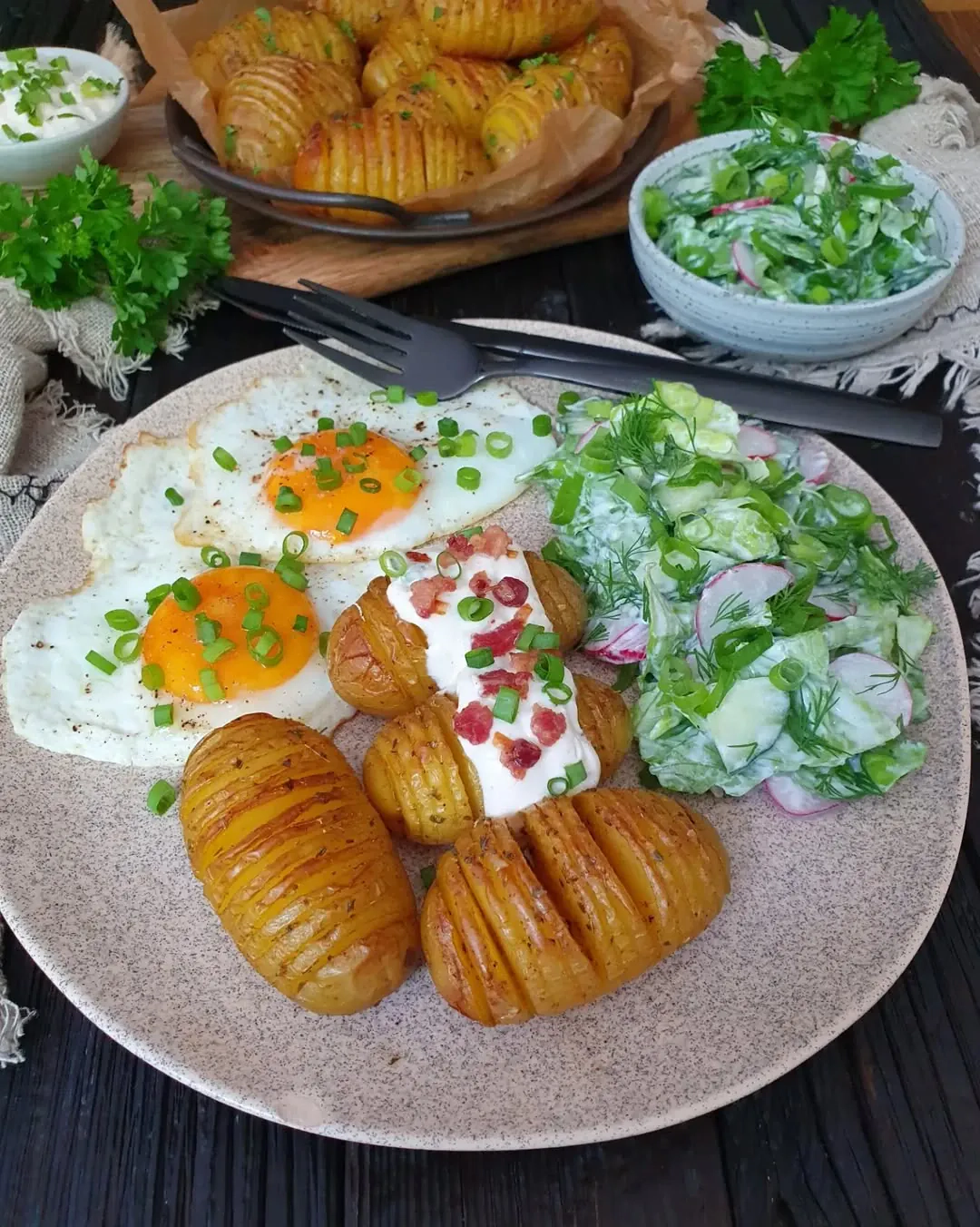 Ziemniaki hasselback z jajkiem sadzonym i wiosenną sałatką