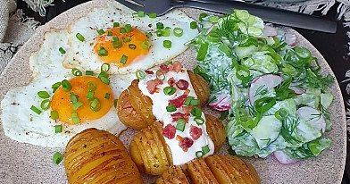 Ziemniaki hasselback z jajkiem sadzonym i wiosenną sałatką