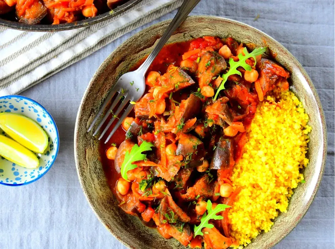 Libanietiškas baklažanų, pomidorų ir avinžirnių troškinys