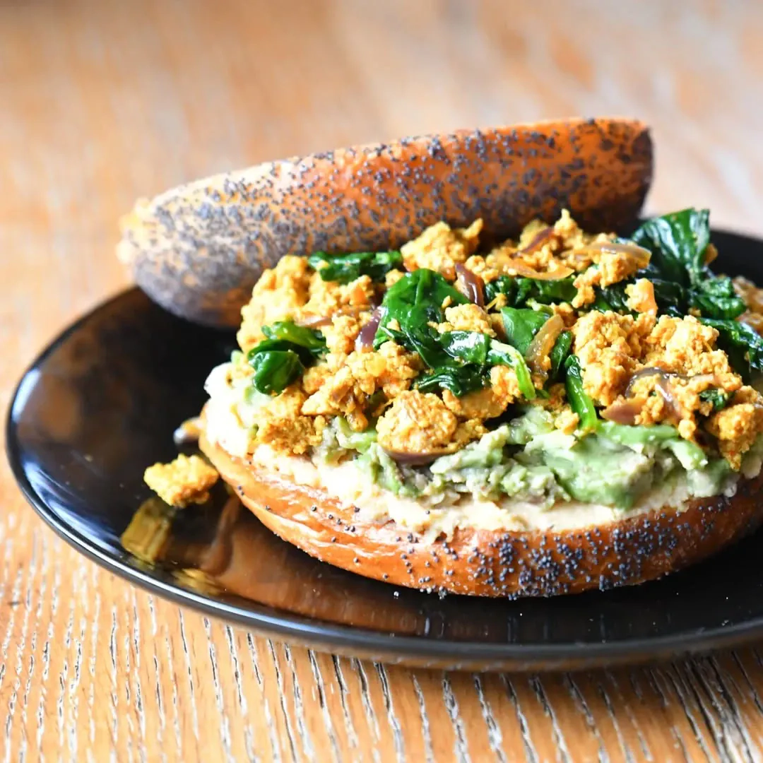 Tofu scramble - veganiška kiaušinienė (tofinienė) su špinatais