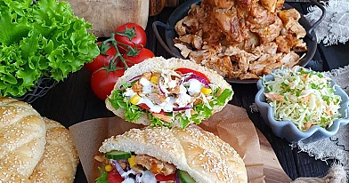 Domowy kebab z kurczaka z piekarnika w chlebkach własnego wyrobu