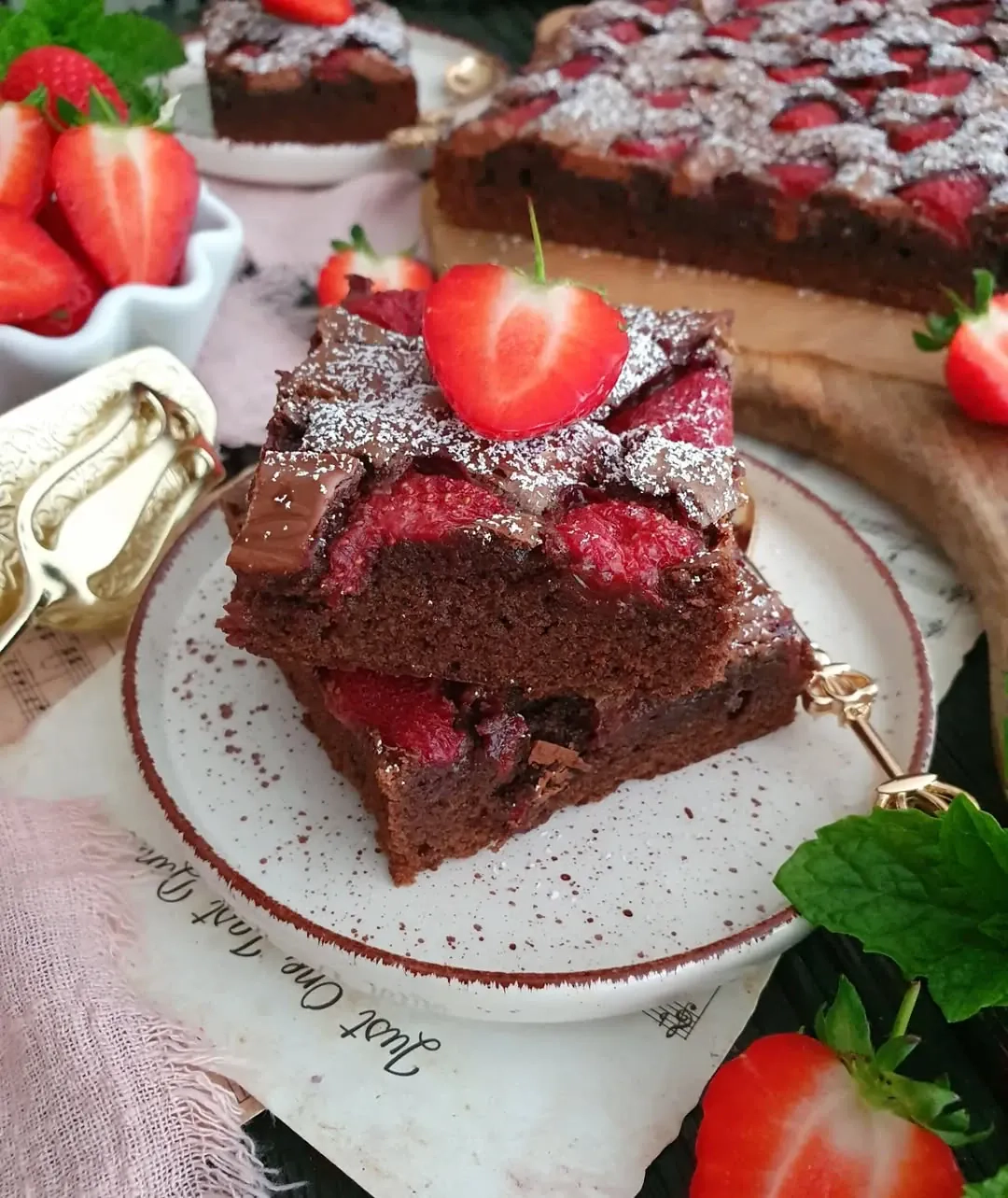 Klasyczne brownie z truskawkami i mleczną czekoladą