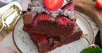 Klasyczne brownie z truskawkami i mleczną czekoladą