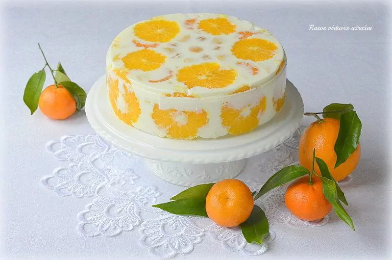 Jogurtinis tortas su vaisiais ir biskvito gabaliukais Jogurtinis tortas su vaisiais ir biskvito gabaliukais