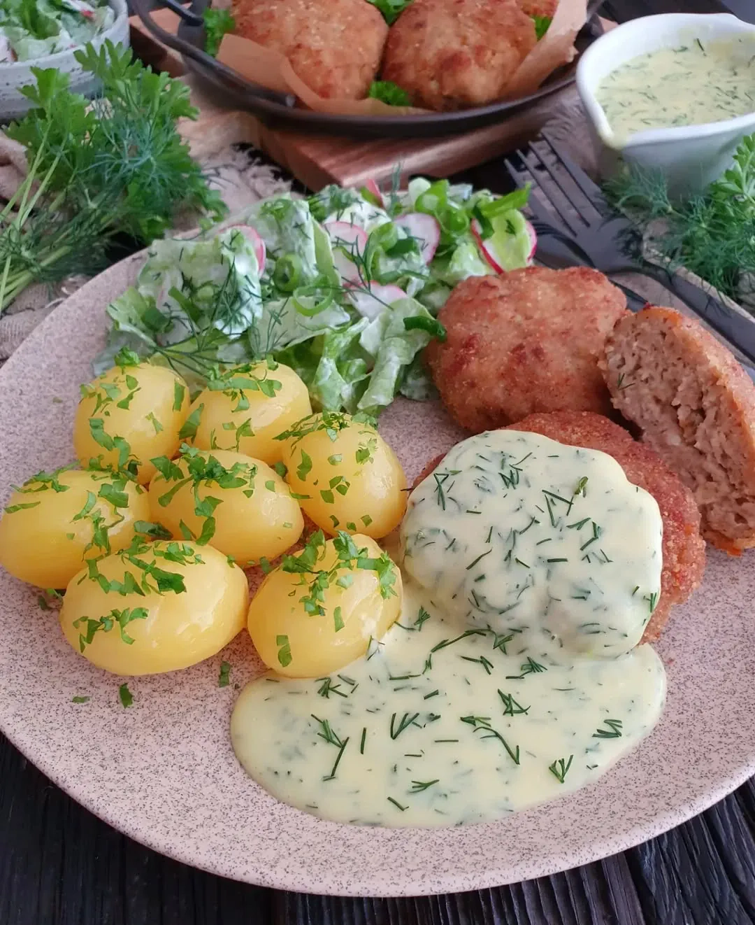 Kotlety mielone z młodymi ziemniakami, wiosenną sałatką i delikatnym sosem koperkowym