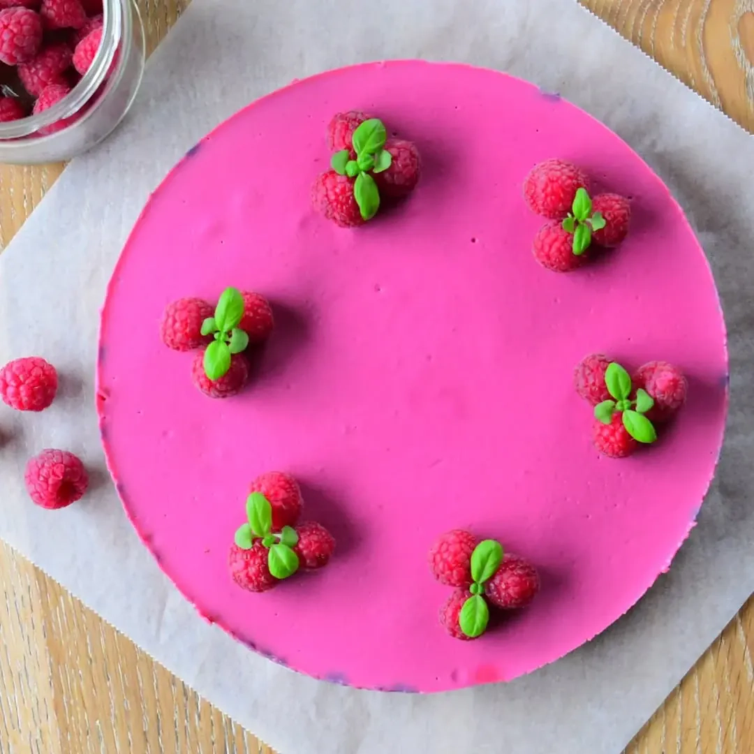 Veganiškas nekeptas aviečių tortas su kokosų pienu