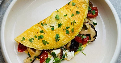 Omletas su grikiais ir feta sūriu