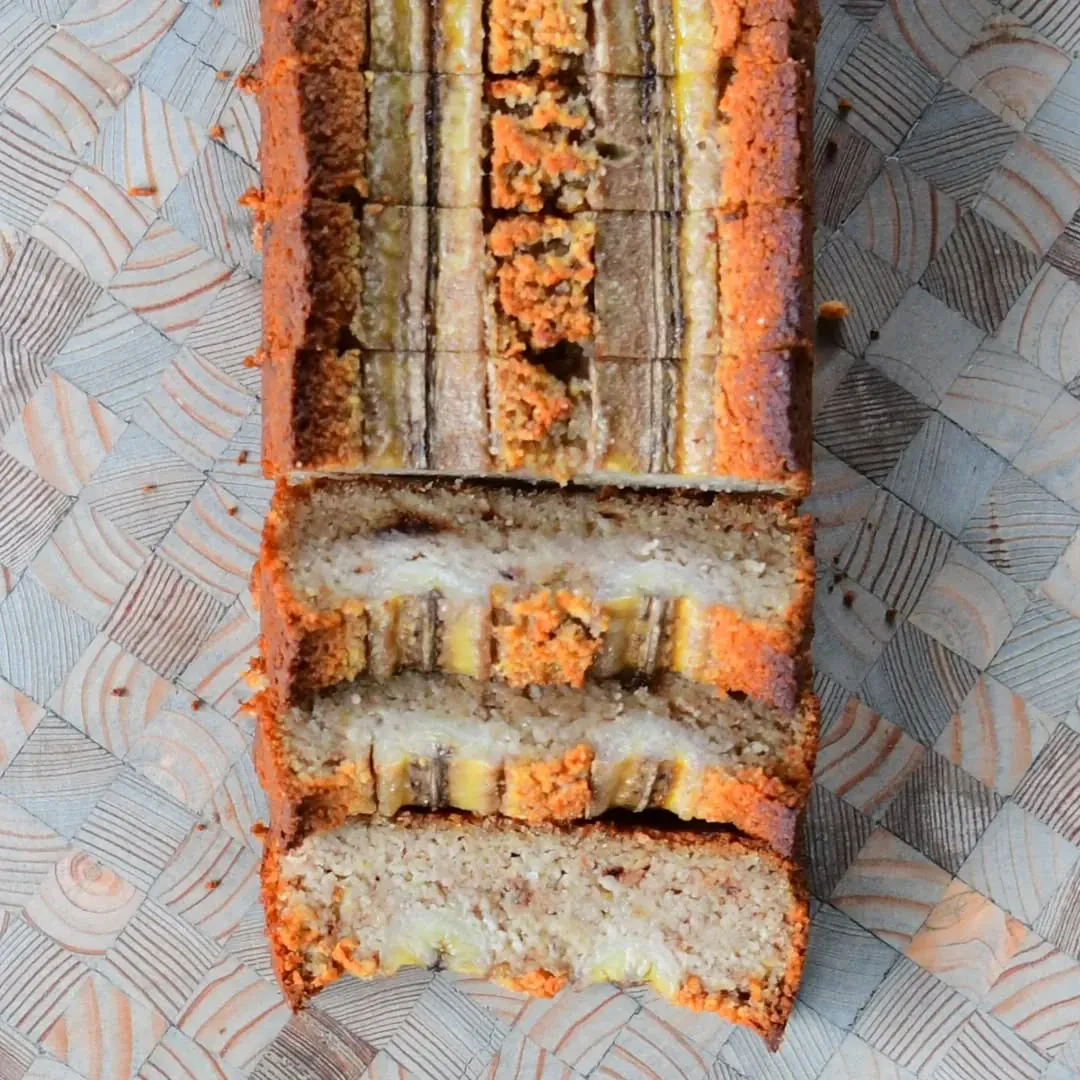 Sveikesnė veganiška bananų duona su migdolų miltais