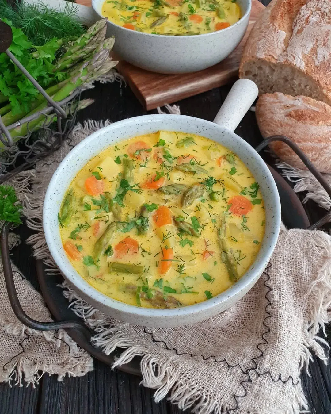 Zupa szparagowa z ziemniakami i serkiem topionym – kremowa i aromatyczna