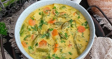 Zupa szparagowa z ziemniakami i serkiem topionym – kremowa i aromatyczna