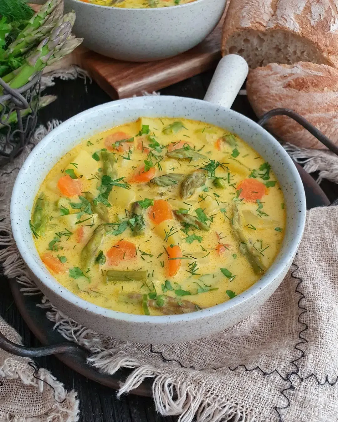 Zupa szparagowa z ziemniakami i serkiem topionym – kremowa i aromatyczna Zupa szparagowa z ziemniakami i serkiem topionym – kremowa i aromatyczna