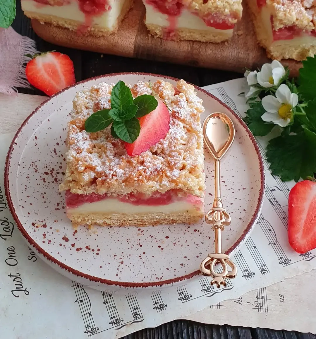 Kruche ciasto z truskawkami i budyniową pianką