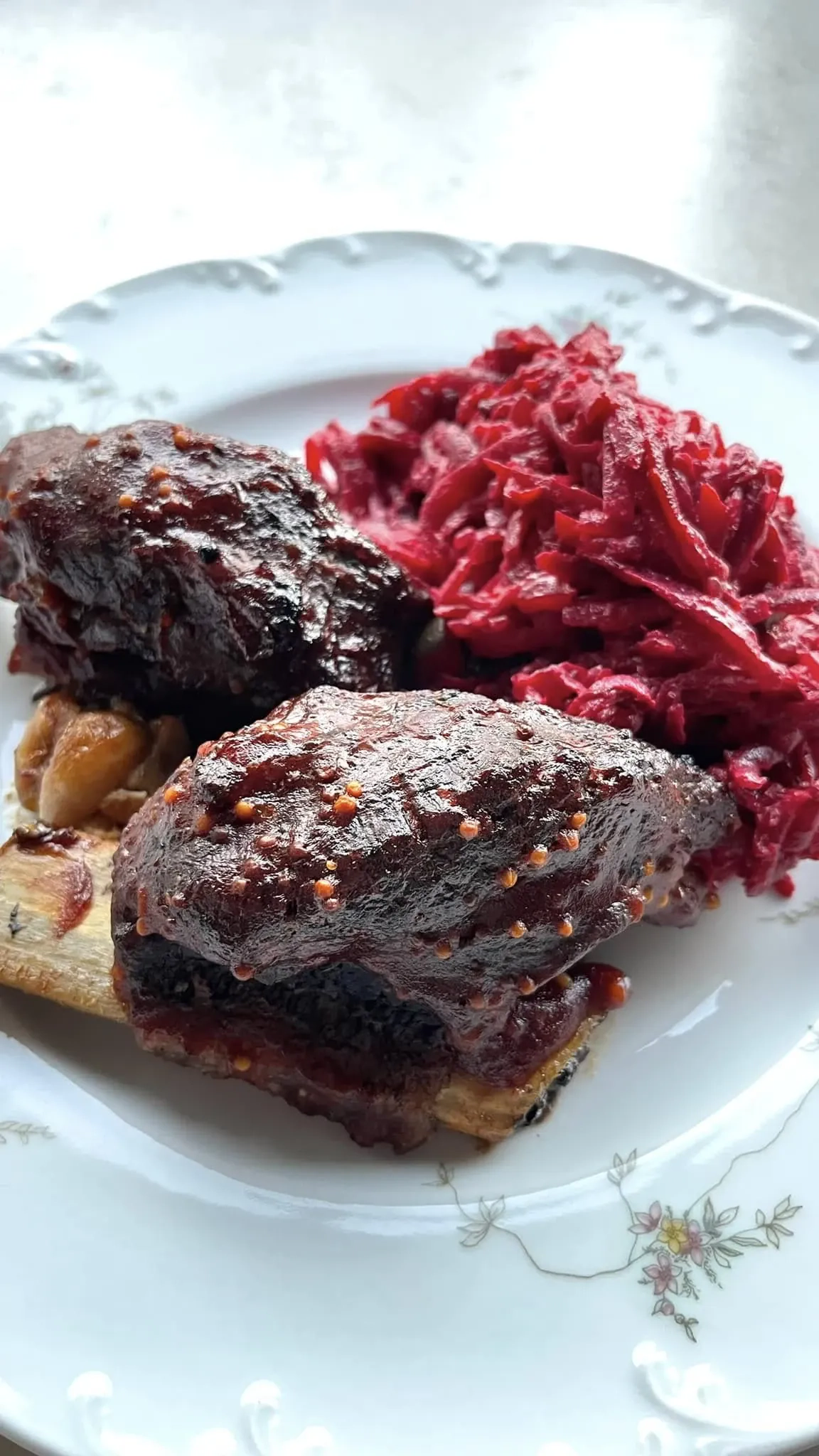 Orkaitėje lėtai kepti jautienos šonkauliukai