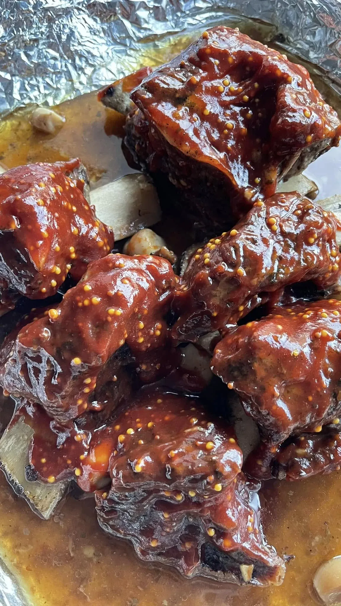 Orkaitėje lėtai kepti jautienos šonkauliukai