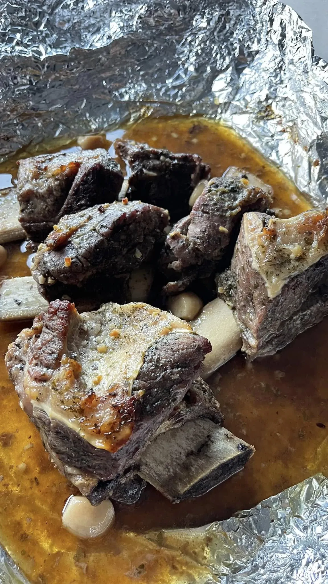 Orkaitėje lėtai kepti jautienos šonkauliukai