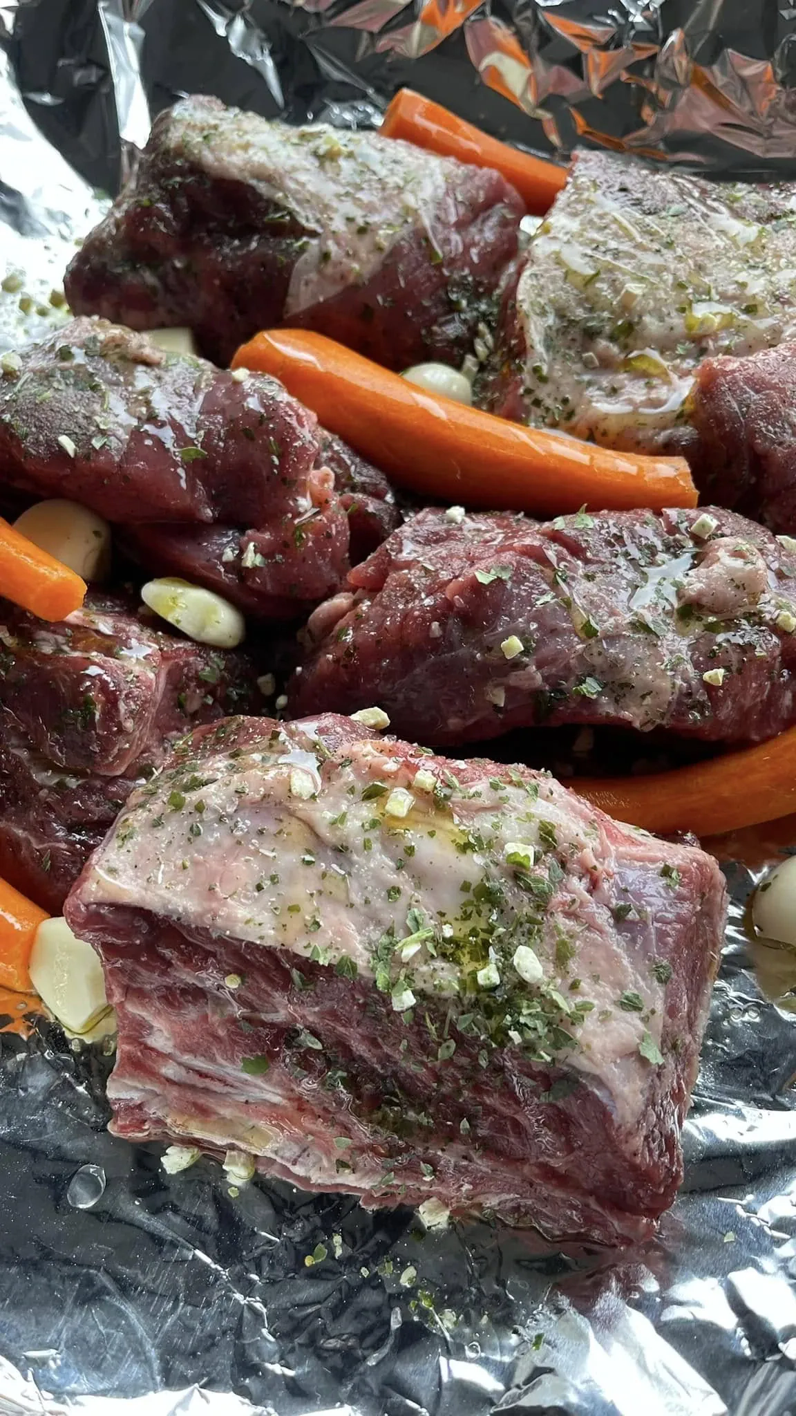 Orkaitėje lėtai kepti jautienos šonkauliukai