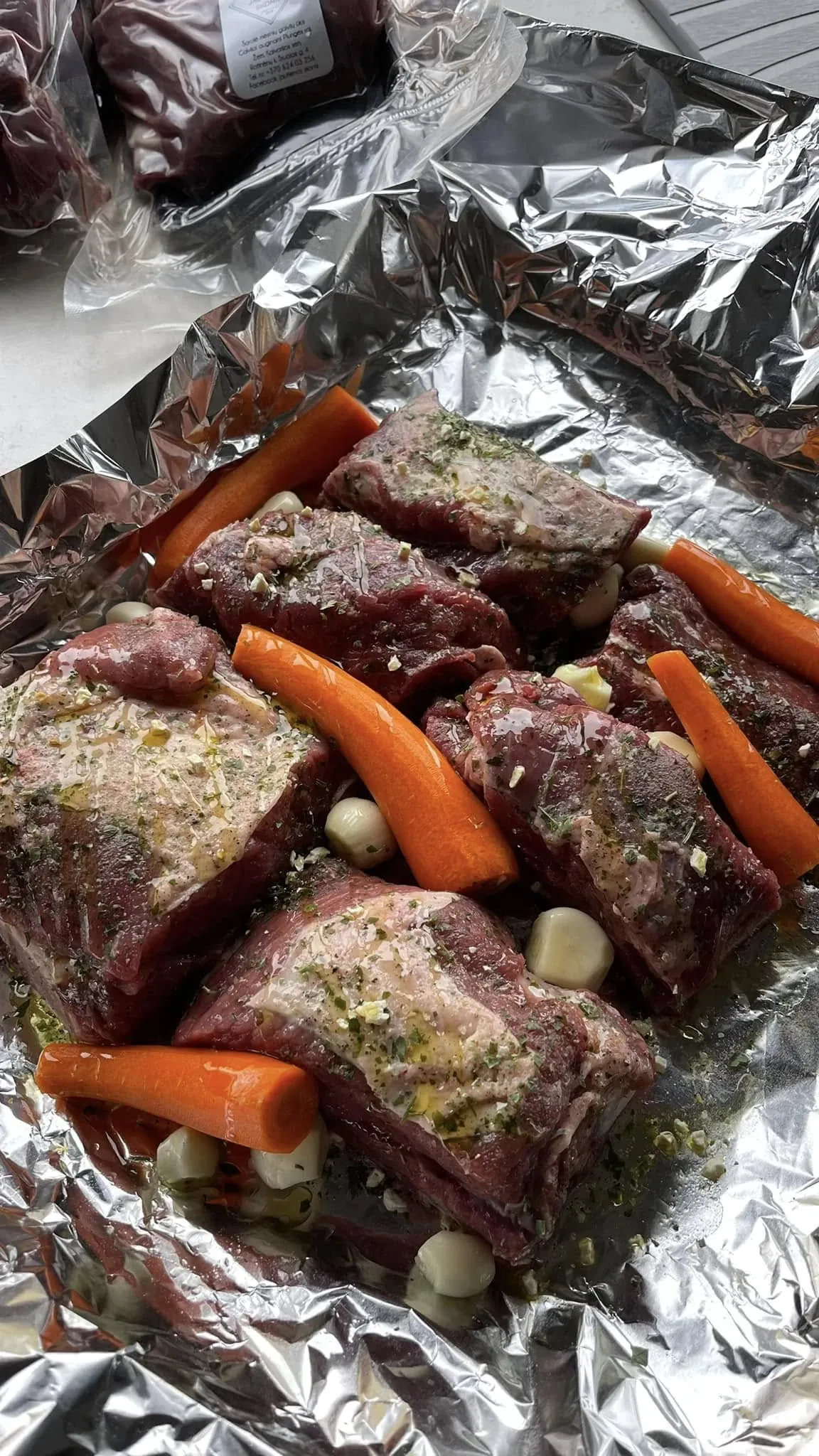 Orkaitėje lėtai kepti jautienos šonkauliukai