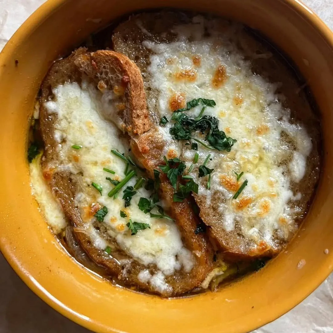 Prancūziška svogūnų sriuba su sūriu