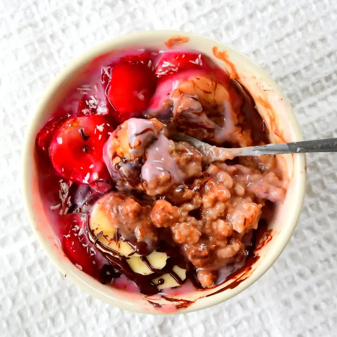 Veganiška braškinė avižinė košė su augaliniu pienu 🍓