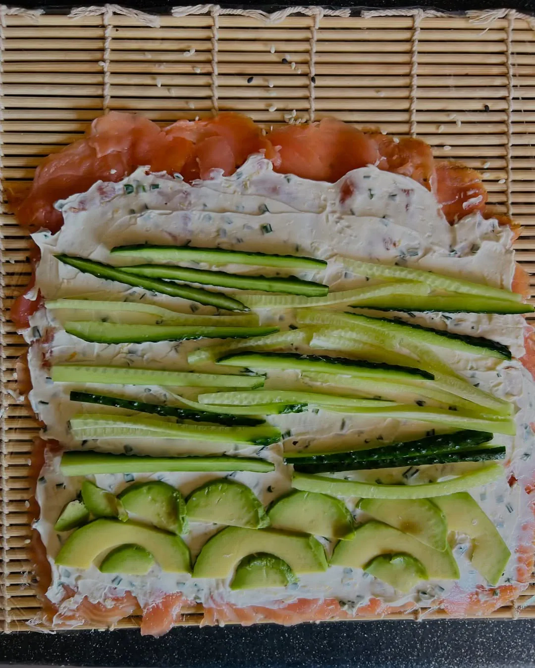 Gaivūs lašišos suktinukai su kreminiu sūriu, avokadu ir agurkais