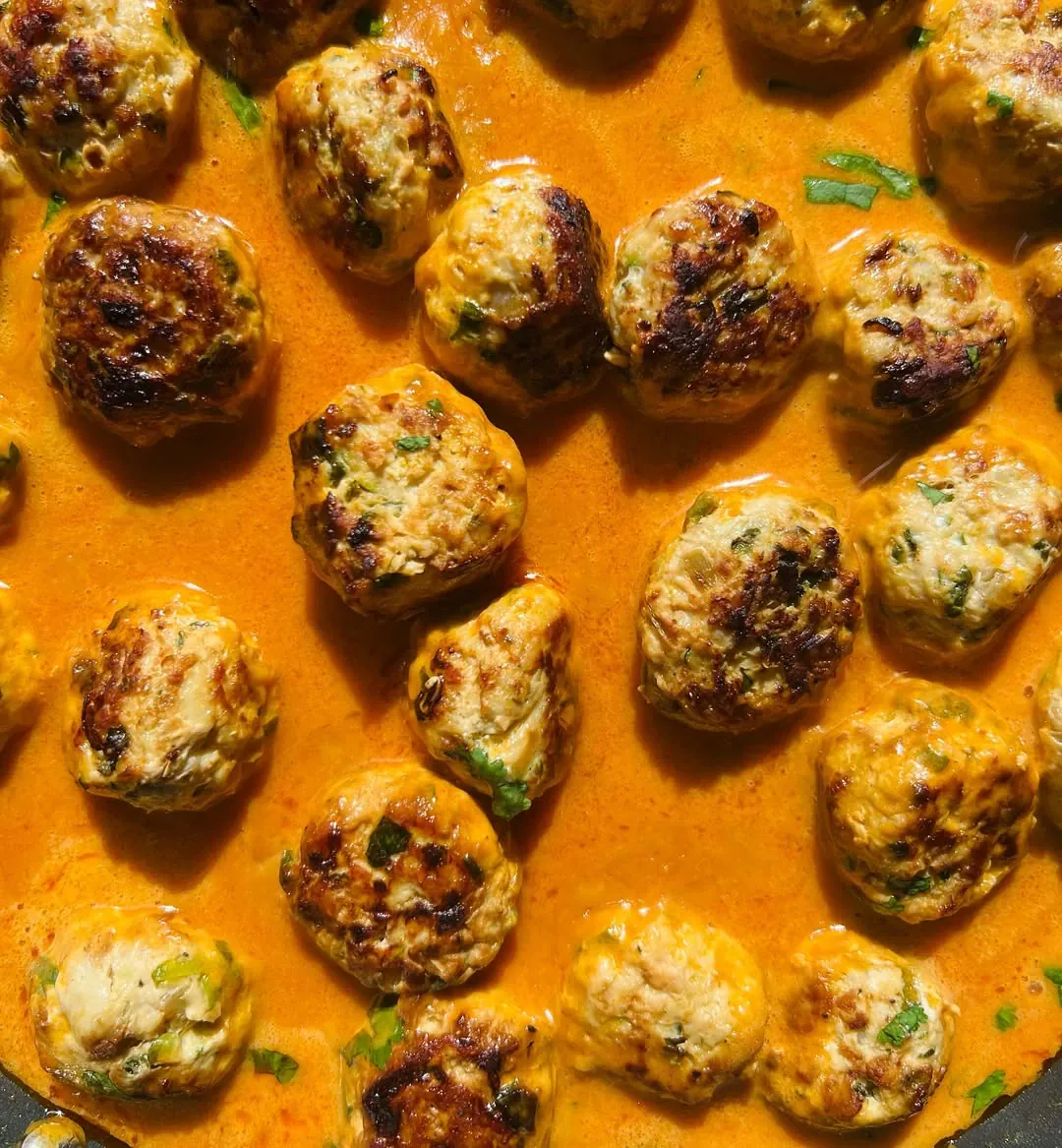 Vištienos ir cukinijų kukuliai raudonojo kario padaže Vištienos ir cukinijų kukuliai raudonojo kario padaže