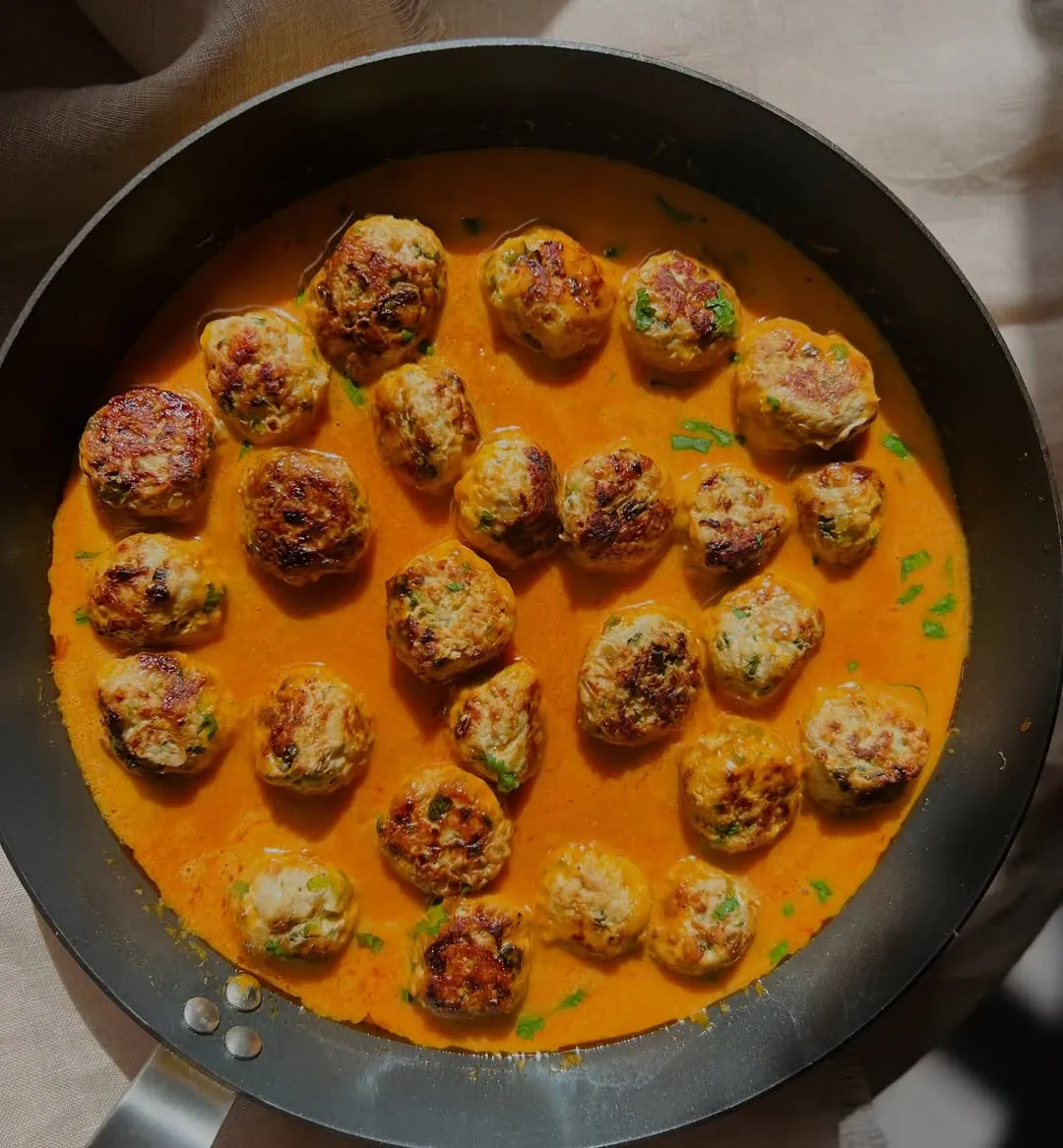 Vištienos ir cukinijų kukuliai raudonojo kario padaže Vištienos ir cukinijų kukuliai raudonojo kario padaže