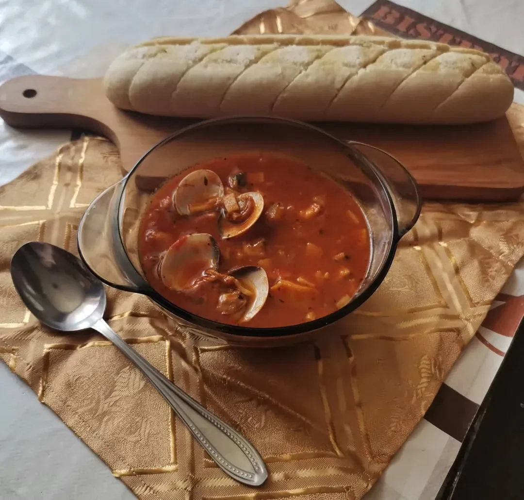 Skaniausia jūros gėrybių sriuba su raudonojo kario pasta