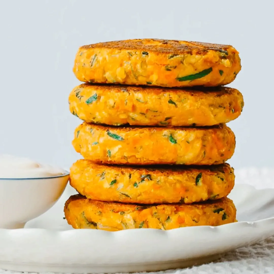 Lęšių kepsneliai - maltinukai su kvietinėmis kruopomis, svogūnais ir česnaku