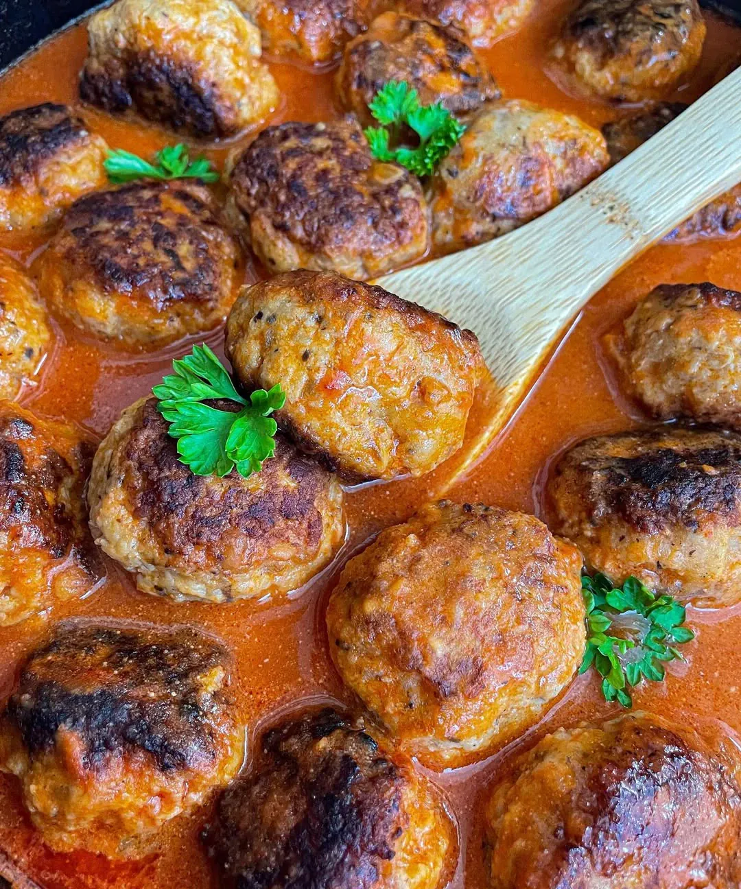 Sultingi mėsos kukuliai pomidorų padaže, troškinti orkaitėje