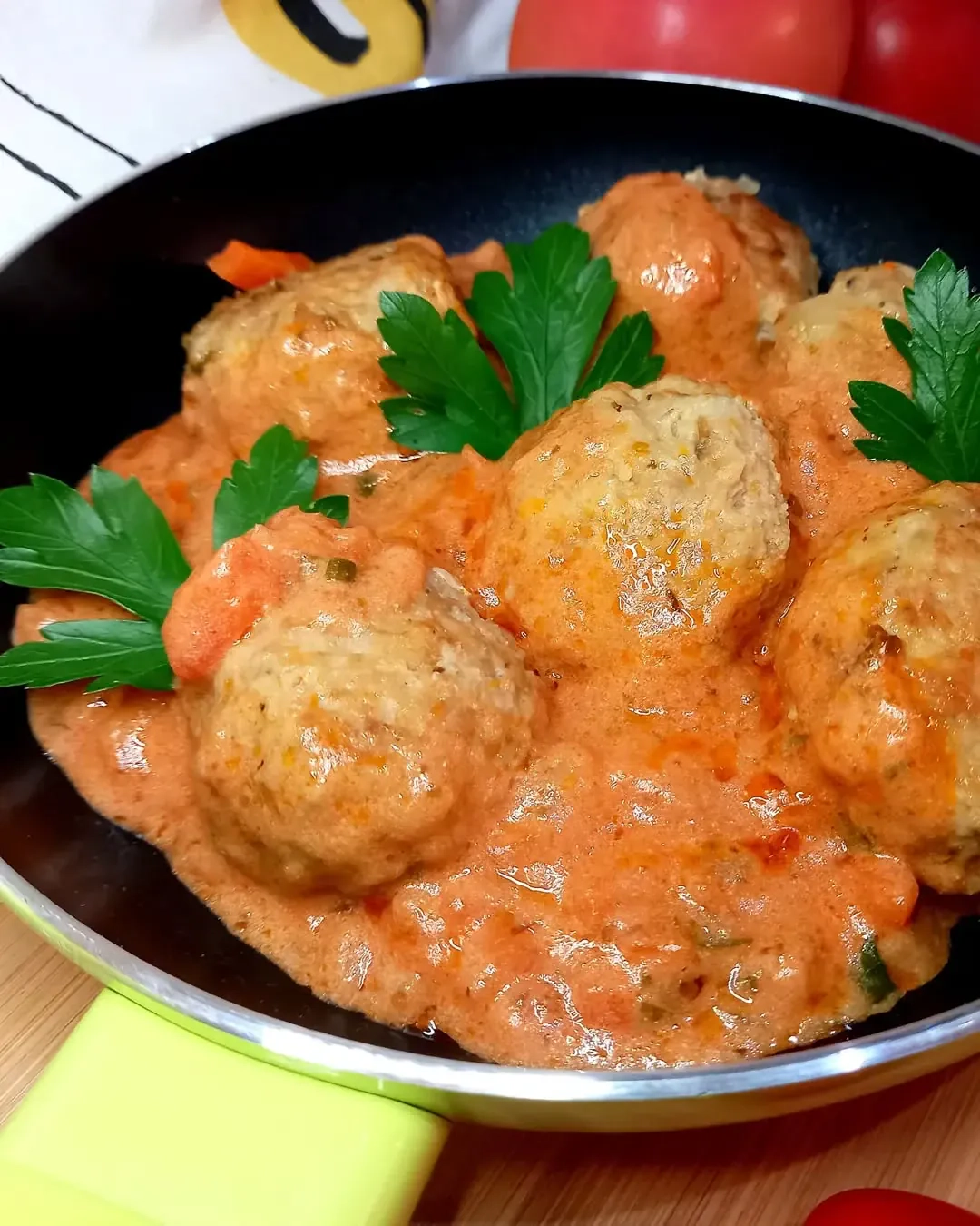 Mėsos kukuliai pikantiškame Vorčesterio ir pomidorų padaže