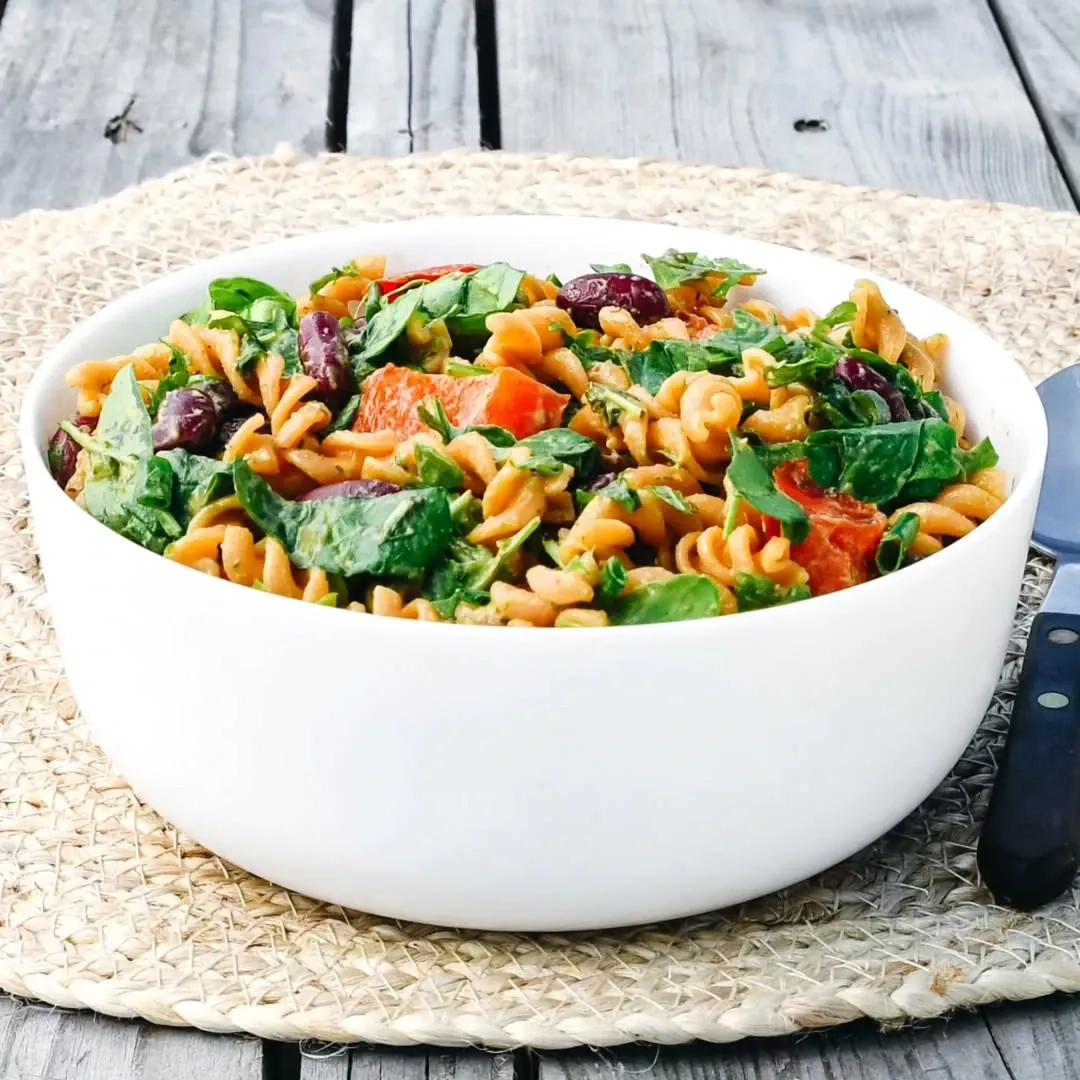 Sočios ir maistingos raudonųjų lęšių makaronų salotos 🥗