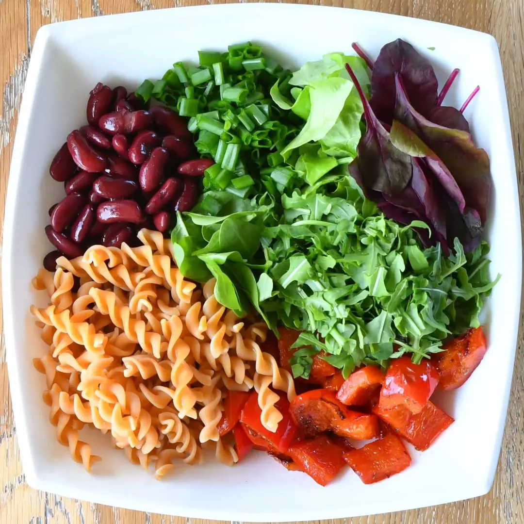 Sočios ir maistingos raudonųjų lęšių makaronų salotos 🥗