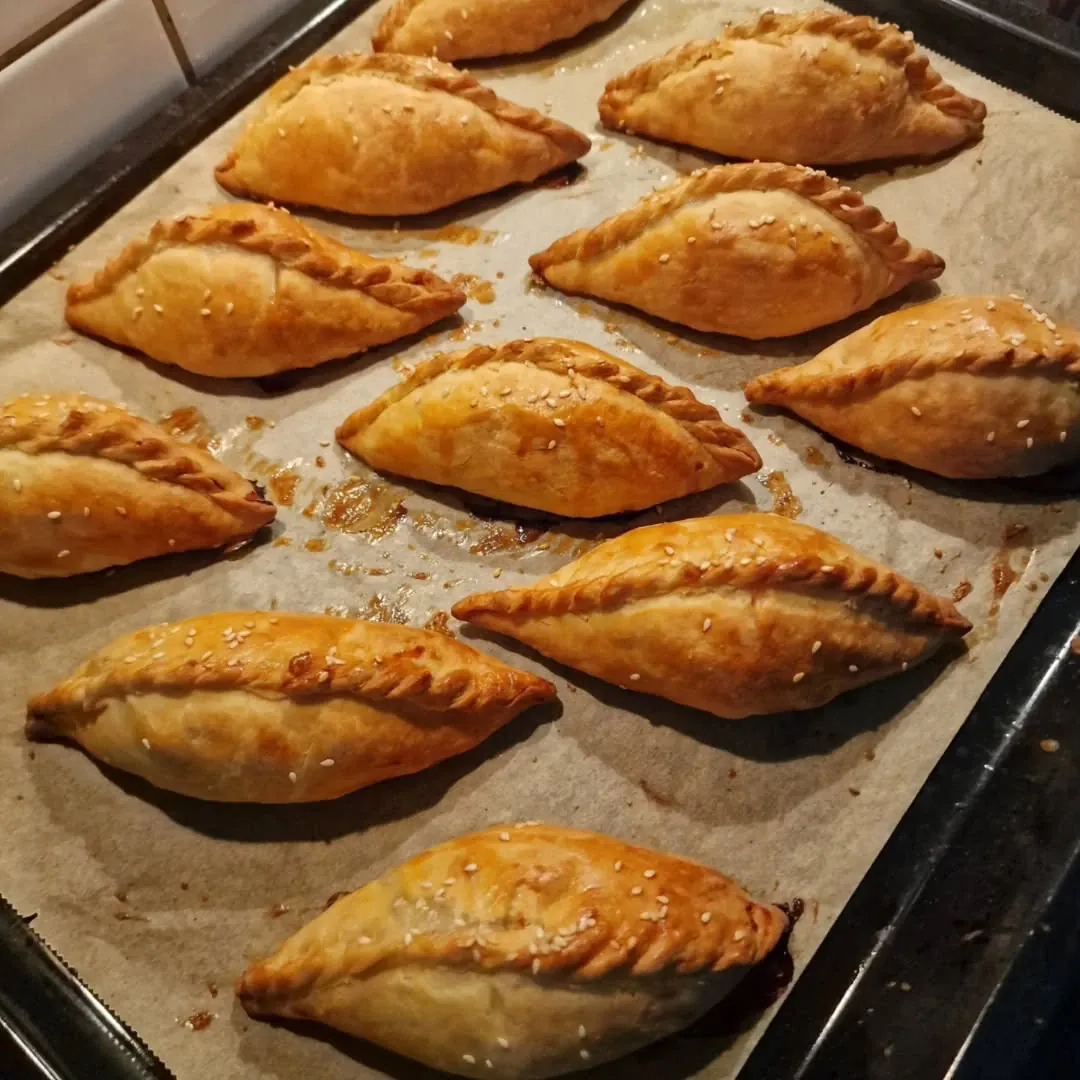 Paprasti kibinai su malta mėsa (tešla su margarinu ir grietine)