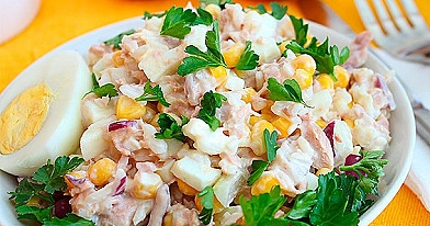 Sałatka z tuńczykiem i kukurydzą