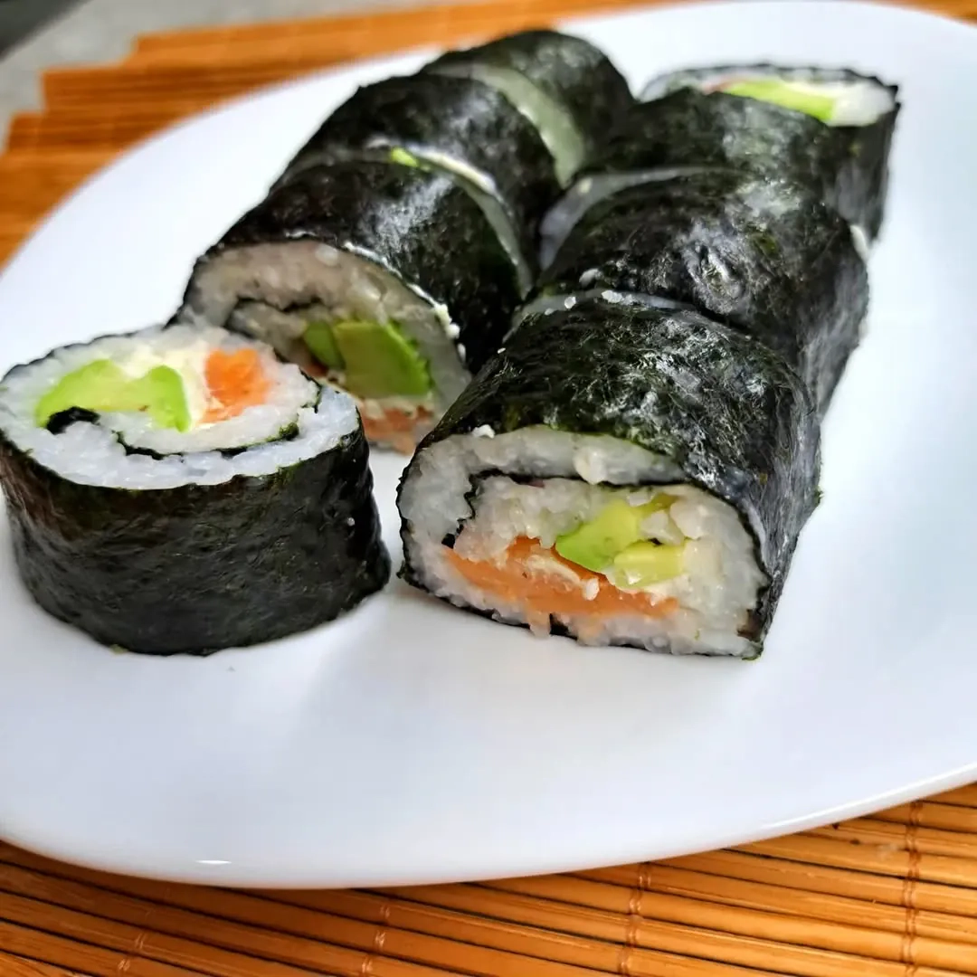 Sušiai su lašiša ir agurkais