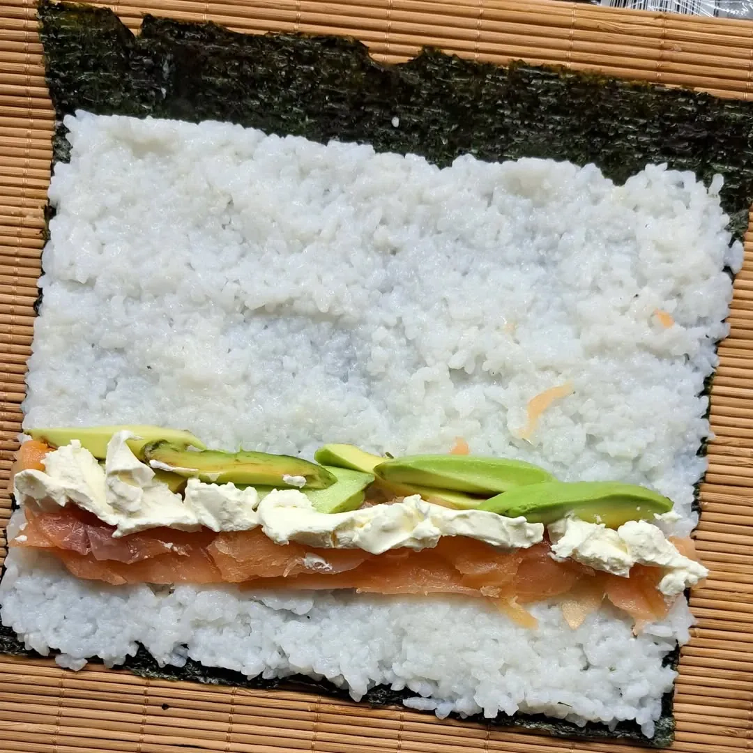 Sušiai su lašiša ir agurkais