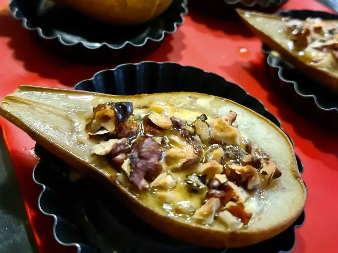 Keptos kriaušės su mėlynuoju pelėsiniu sūriu