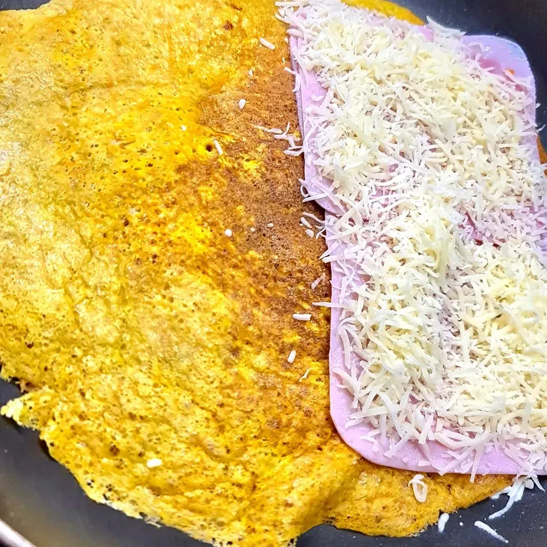 Morkų blynai su kumpiu ir sūriu