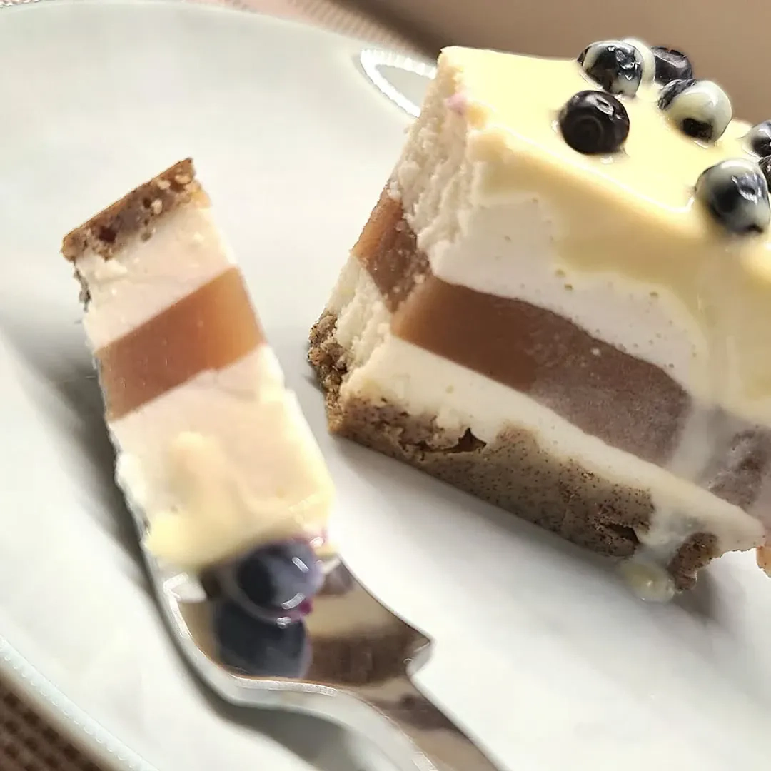 Lengvas mažai kaloringas vaisinis tortas su varške ir želatina be miltų