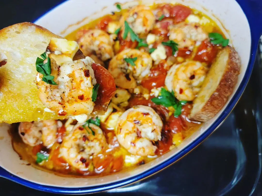 Saganaki - užkeptos krevetės su feta sūriu ir pomidorais