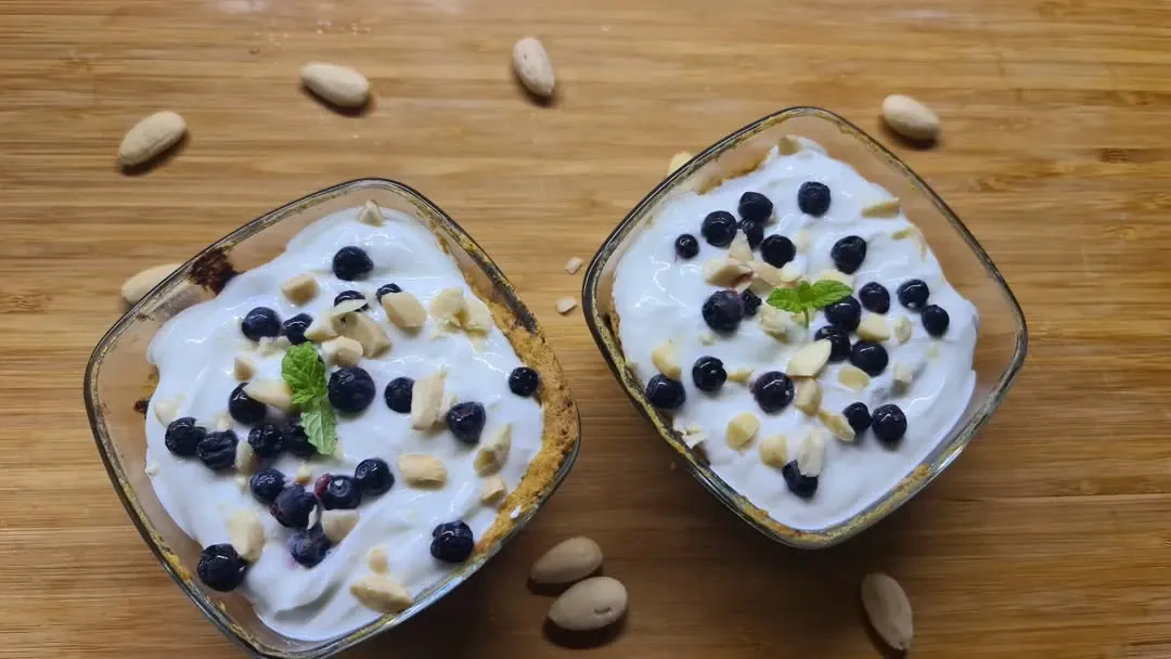 Švelnus obuolių ir morkų keksiukas mikrobangų krosnelei: greiti ir sveiki pusryčiai