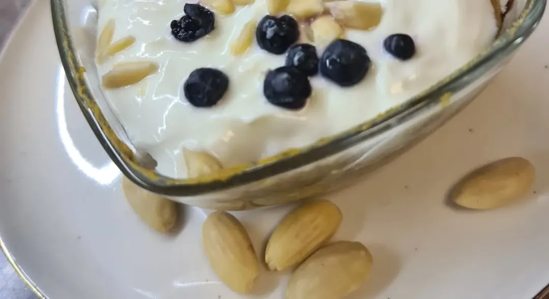 Švelnus obuolių ir morkų keksiukas mikrobangų krosnelei: greiti ir sveiki pusryčiai