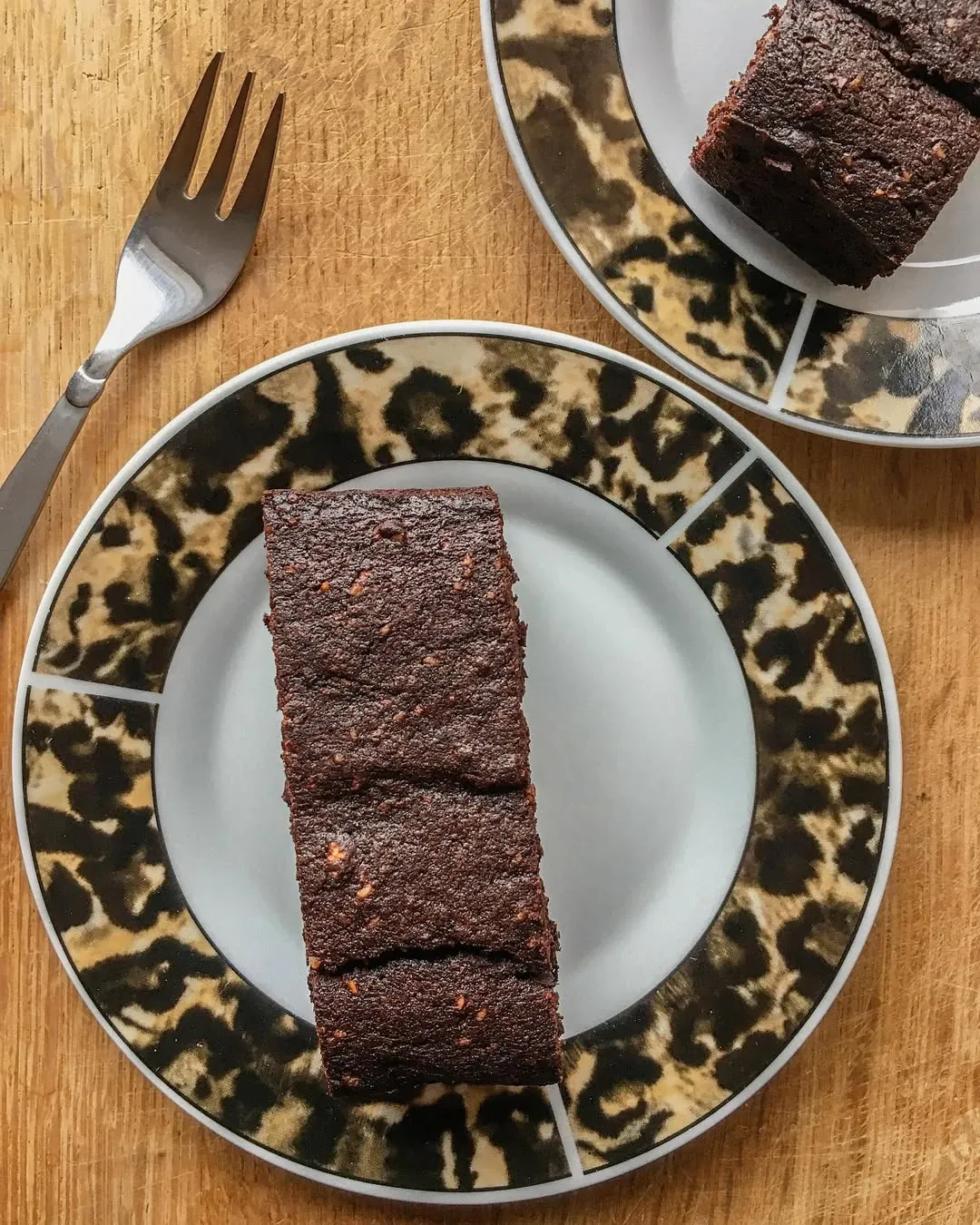 Lengvas ir pigus šokoladinis burokėlių pyragas su riešutais pagal Oliverį