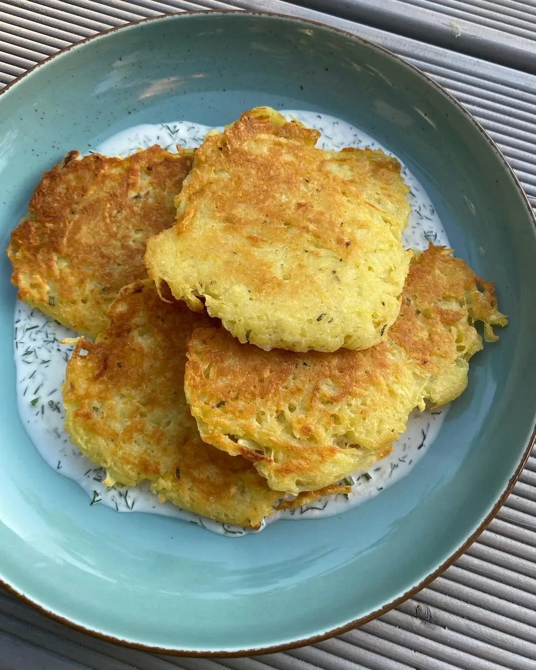 Gardūs virtų bulvių blynai su varške ir kiaušiniais