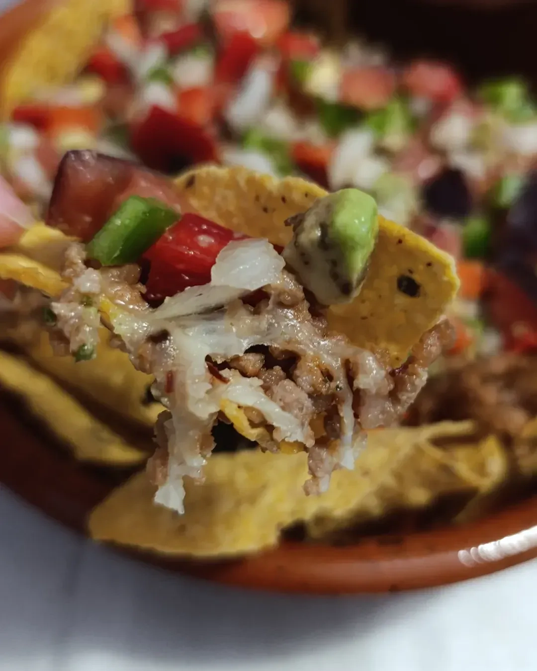 Nachos su mėsos padažu ir česnakiniu padažu, pagal ant medinės lentelės